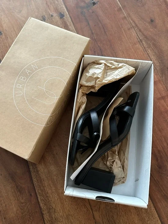 ☀️ NIB URBAN OUTFITTERS Charlie Bow Mule Heel - Picture 11 of 13